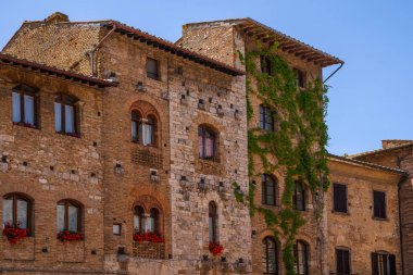 Güneşli bir günde San Jimignano ve Ortaçağ kasabasının Eski Kent rahat sokak güzel bir görünüm. Toskana, İtalya.