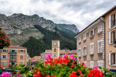 Provence Fransız Alpleri popüler turistik yer üzerinden rota Napolyon üzerinde nehir durance kıyısında Sisteron Doğal kasaba, Alpes-de-Haute-Provence, Fransa.