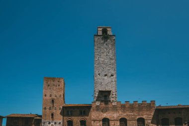 Güneşli bir günde san Gimignano tarihi kentinde ünlü Piazza della Sarnıcı şehir kuleleri görünümü, Toskana, İtalya