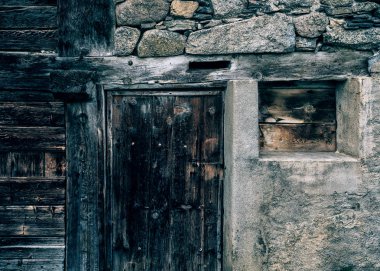 Taş duvar İsviçre Chalet antik ahşap kapı.