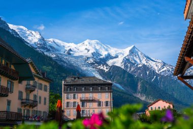 Chamonix Fransa Alpler nefes kesen sahne. Yaz aylarında Chamonix şehir merkezinde. Yaz güneşli bir günde güzel binalar. Nehir, çiçekler, rengarenk cepheler.
