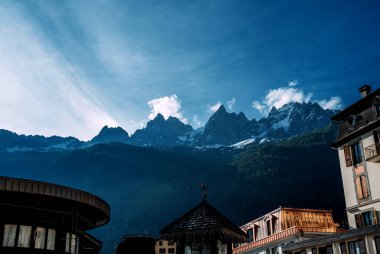 Chamonix Fransa Alpler inanılmaz sahne. Yaz aylarında Chamonix şehir merkezinde. Yaz güneşli bir günde güzel binalar. Çiçekler, renkli cepheler.