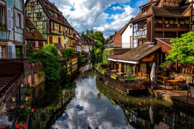 Küçük Venedik olarak da bilinen tarihi Colmar kasabasının manzarası, turistlerin pastoral lauch nehri üzerinde geleneksel renkli evler boyunca tekne yolculuğu alarak, Colmar, Alsace, Fransa