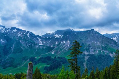 Dağ sırası panoramik manzara bulutlar. Yeşil dağ sırası manzarası. Dağ zirvesi mavi gökyüzü beyaz bulutlar panorama.