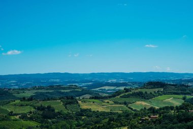Üzüm bağlarının güzel manzarası. Yaz sezonunda Chianti bölgesi. San Gimignano kırsal ve chianti vernaccia üzüm bağları görünümü. Toskana, İtalya, Avrupa. Yaz, tatil, seyahat konsepti.