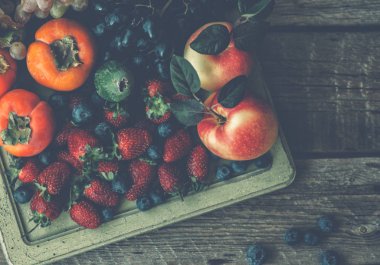 Çeşitli olgun meyve ve sebzeler. Yemek konsepti geçmişi. Üst Manzara. Boşluğu kopyala.