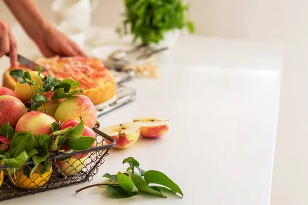 Reife Bio Äpfel Vintage Korb Auf Rustikalem Weißen Tisch Hintergrund — Stockfoto