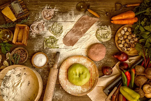 Čerstvé Domácí Těstoviny Těstovinovými Ingrediencemi Tmavém Dřevěném Stolku Italský Těstoviny — Stock fotografie
