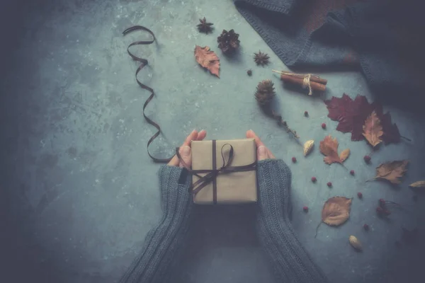 Handen Houden Kleine Geschenk Herfst Gezellig Stilleven Met Kleurrijke Bladeren — Stockfoto