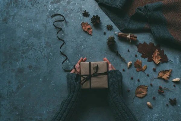 Fondo Otoño Caja Regalo Hecha Mano Mano Una Mujer Envolvió — Foto de Stock