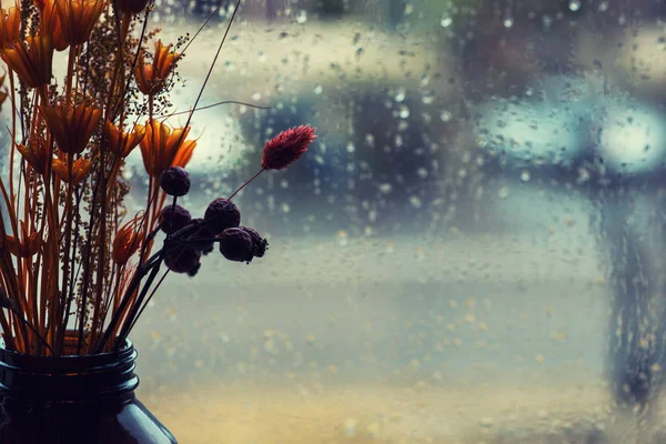 Flores Otoño Ventana Húmeda Con Gotas Lluvia Bokeh Calle Borrosa — Foto de Stock