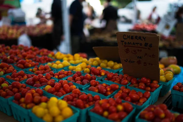 Verse Tomaten Boerenmarkt Californië Pint Manden Van Organische Kleurrijke Tomaten — Stockfoto