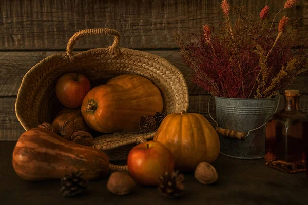 Jesienią Kolorowe Vegenables Vintage Deski Jesienne Dekoracje Wiklinowym Koszu Róg — Zdjęcie stockowe