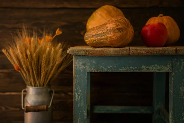 Ähren Aus Goldenem Weizen Äpfel Und Kürbisse Auf Ländlich Verwitterten — Stockfoto