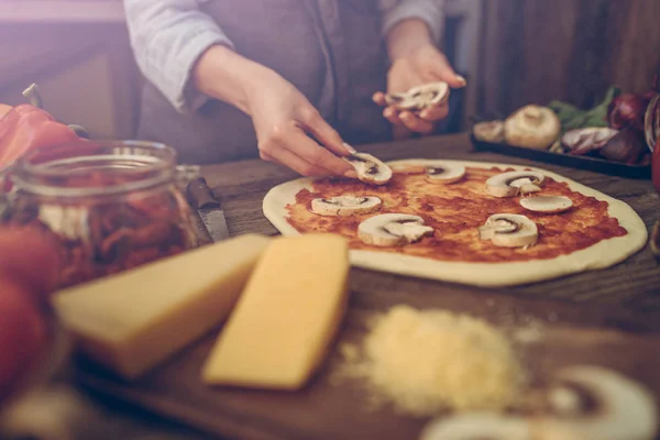 Livsmedelsingredienser Och Kryddor För Tillagning Pizza Champinjoner Tomater Ost Lök — Stockfoto