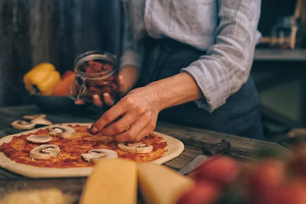 Mãos Cozinhar Close Mãos Alguns Ingredientes Torno Mesa Pizza Cru — Fotografia de Stock