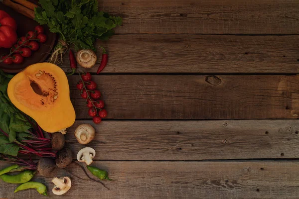 秋天的概念与季节性蔬菜为感恩节 黑桌上的新鲜蔬菜 健康饮食 甜椒和洋葱 食谱或菜单卡 复制空间 色调图像 — 图库照片