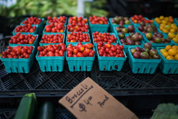 Papieren Containers Verpakte Tomaten Cherry Klaar Voor Verkoop Een Groenteboer — Stockfoto