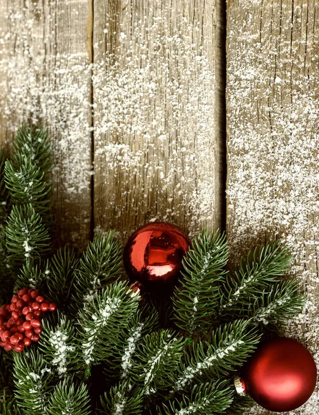 Noel Ağacı Dalları Dekorasyon Kırmızı Topları Ile Tebrik Kartı Için — Stok fotoğraf