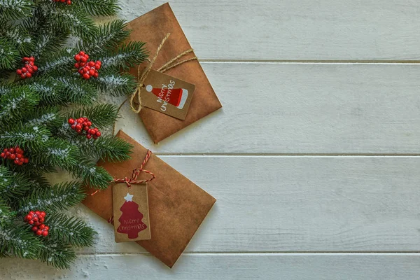 Regalos Navidad Ramas Pino Bayas Rojas Sobre Fondo Blanco Asiento — Foto de Stock