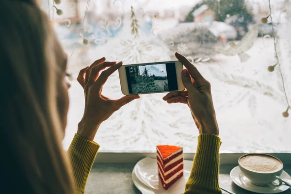 Člověk Fotuje Smartphone Podrobný Obrázek Ženských Rukou Smartphone Kavárně Hledání — Stock fotografie