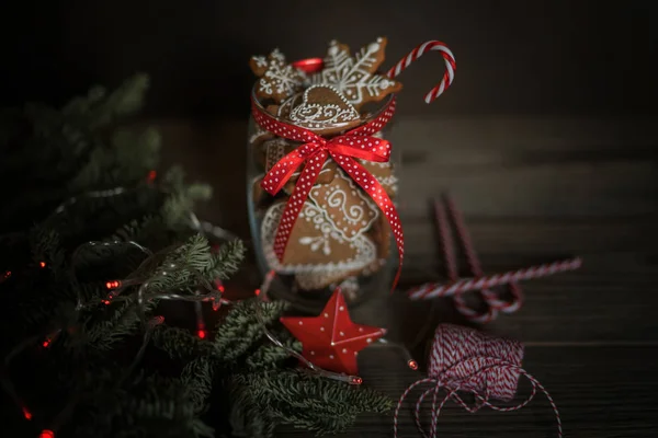 クリスマスプレゼント スパイスや装飾ガラス瓶 松ぼっくり 木製の茶色の背景にモミの枝 テキストのスペースをコピーします クリスマスは概念を提示します トーンイメージ ソフトフォーカス — ストック写真