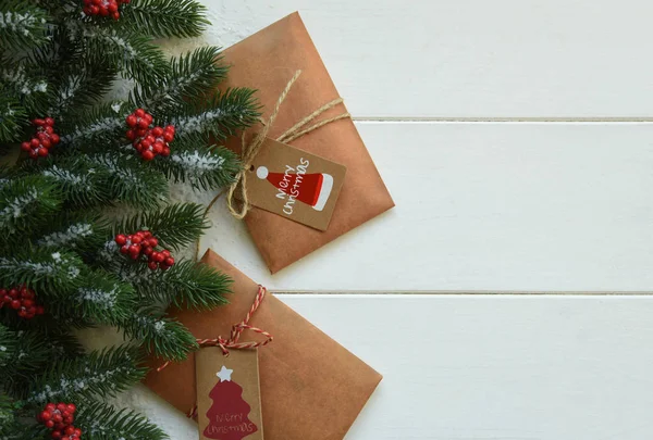 Regalos Navidad Ramas Pino Bayas Rojas Sobre Fondo Blanco Asiento — Foto de Stock