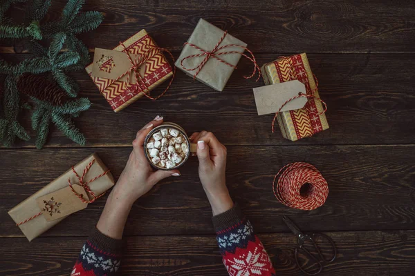 Joyeux Noël Bonnes Vacances Mains Femme Avec Une Tasse Café — Photo