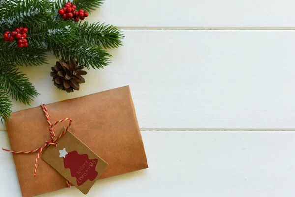 Regalos Navidad Ramas Pino Bayas Rojas Sobre Fondo Blanco Asiento — Foto de Stock