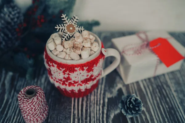 Tasse Heißen Kakao Mit Marshmallows Und Lebkuchen Form Von Schneeflocken — Stockfoto