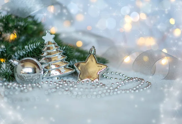 ぼやけた輝く背景に雪の中で銀の装飾とモミとクリスマスの背景 コピースペースを持つトーンイメージ 選択フォーカス — ストック写真