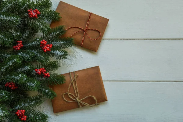 Regalos Navidad Ramas Pino Bayas Rojas Sobre Fondo Blanco Asiento — Foto de Stock