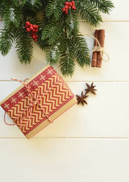 Ramas Abeto Navidad Con Decoraciones Regalos Tablero Blanco Madera Imagen — Foto de Stock