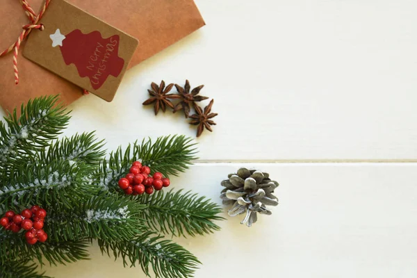 Ahşap beyaz tahta üzerinde süslemeleri ve hediye ile Noel köknar dalları. Kopyalama alanı ile tonlu görüntü.