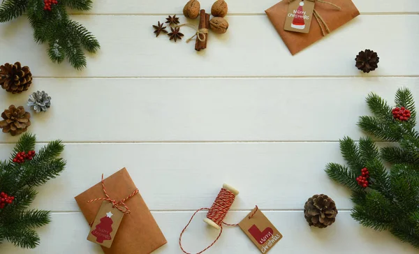 Marco Navidad Hecho Ramas Abeto Bayas Rojas Espías Regalos Sobre — Foto de Stock