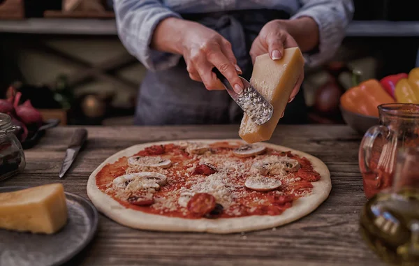 Concetto Cibo Pizza Cruda Italiana Originale Fresca Preparazione Stile Tradizionale — Foto Stock