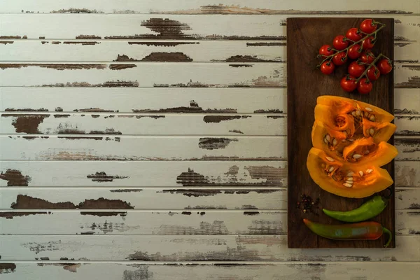 Rustik Kesme Tahtası Üzerinde Sebze Malzemelerle Dilimlenmiş Kabak Lezzetli Vejetaryen — Stok fotoğraf