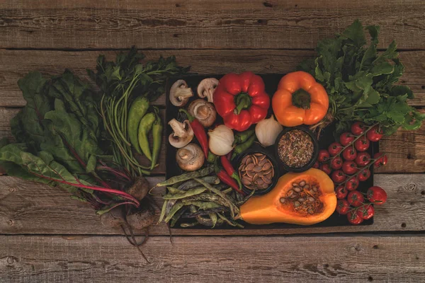 感恩的概念 有机食品 在老式餐桌上的旧托盘中收获新鲜蔬菜 蔬菜烹饪准备 西红柿 根菜和蘑菇 — 图库照片