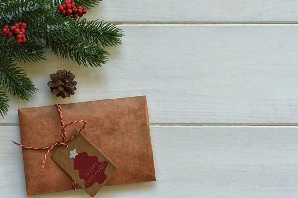 Regalos Navidad Ramas Pino Bayas Rojas Sobre Fondo Blanco Asiento — Foto de Stock