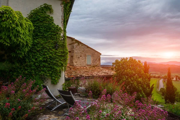 Gemütliches Altes Haus Mit Buntem Garten Auf Dem Schönen Landschaftshintergrund — Stockfoto