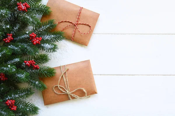 Regalos Navidad Ramas Pino Bayas Rojas Sobre Fondo Blanco Asiento — Foto de Stock