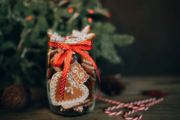 Presente Natal Com Bolachas Caseiras Gengibre Nozes Chocolates Frasco Vidro — Fotografia de Stock