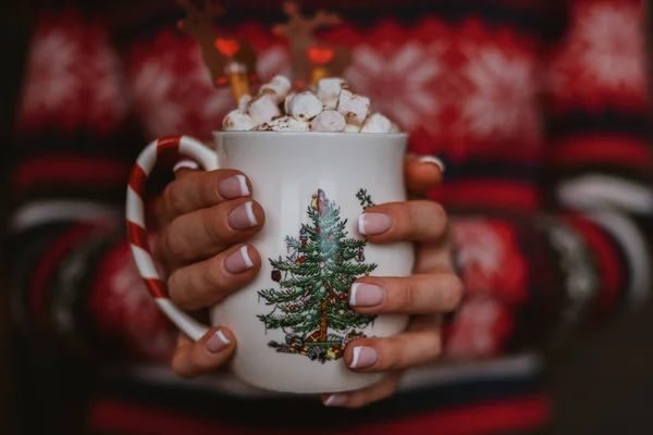 Frauenhände Halten Eine Tasse Kaffee Der Hand Gemütliches Winterkonzept Heißgetränk — Stockfoto