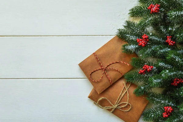 Cadeaux Noël Branches Pin Baies Rouges Sur Fond Blanc Couché — Photo