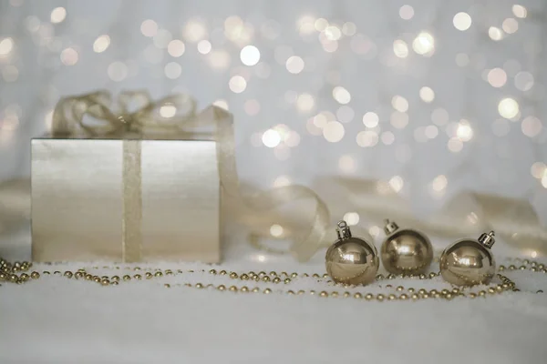 Fundo Natal Ouro Luzes Cintilantes Desfocadas Com Bolas Ouro Decoração — Fotografia de Stock