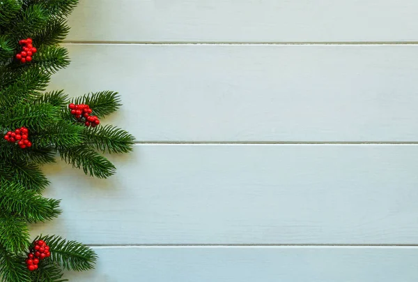 Kerst Houten Achtergrond Met Fir Takken Rode Bessen Weergeven Met — Stockfoto