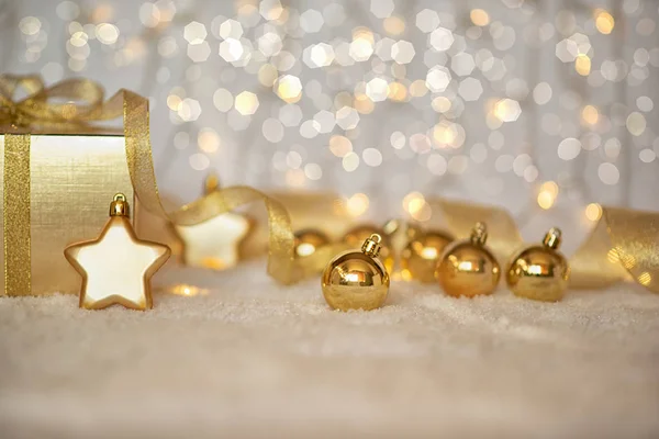 Новогодняя Рождественская Открытка Золотым Декором Подарочной Коробкой Рождественские Украшения Размытом — стоковое фото