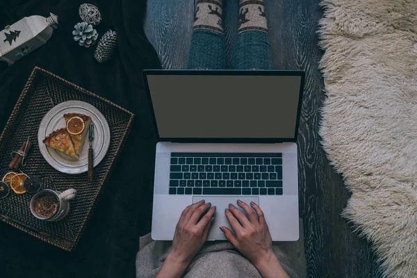 Widok Góry Młoda Kobieta Siedzi Podłodze Talerz Ciasta Laptopa Ferie — Zdjęcie stockowe