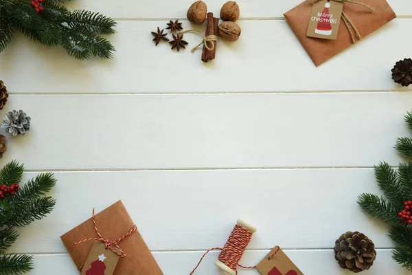 Marco Navidad Hecho Ramas Abeto Bayas Rojas Espías Regalos Sobre — Foto de Stock