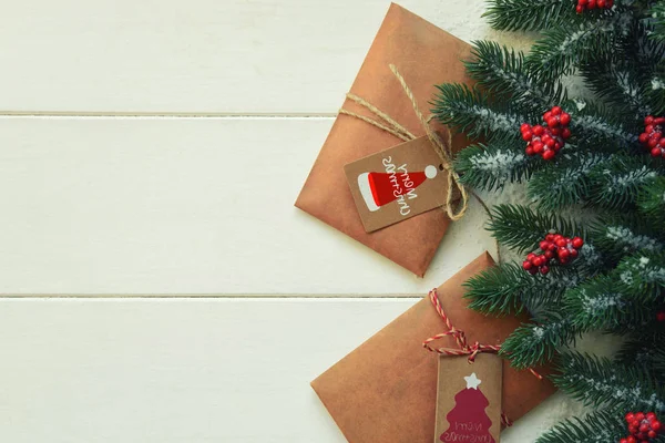 Regalos Navidad Ramas Pino Bayas Rojas Sobre Fondo Blanco Asiento — Foto de Stock